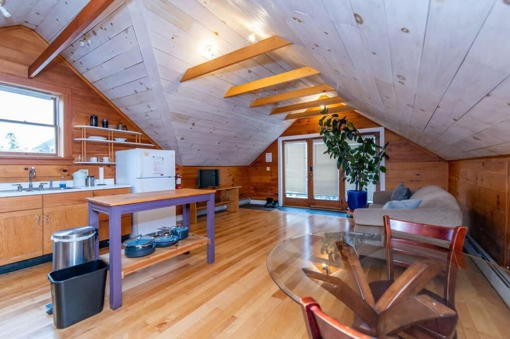 Bright And Cozy Treehouse Apartment Burlington Eksteriør billede