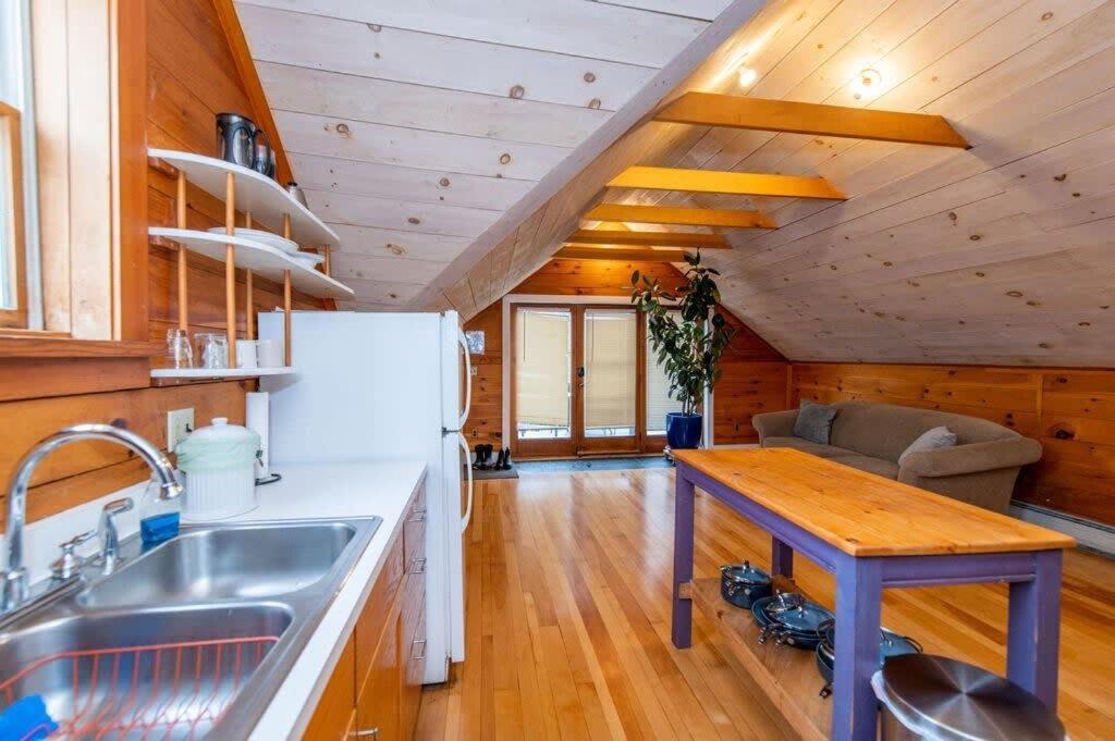 Bright And Cozy Treehouse Apartment Burlington Eksteriør billede