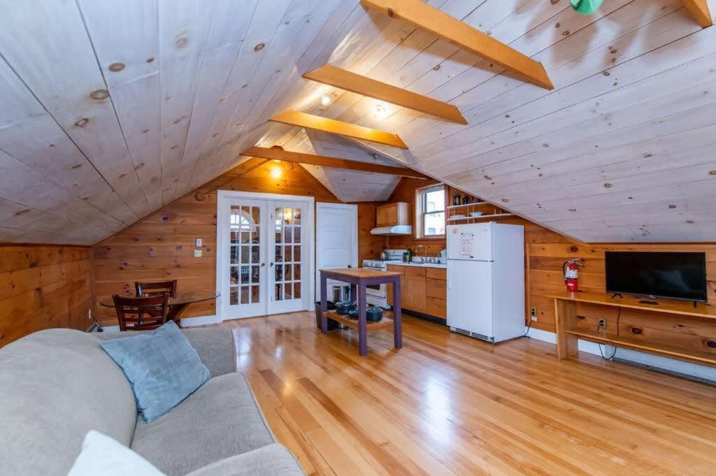 Bright And Cozy Treehouse Apartment Burlington Eksteriør billede