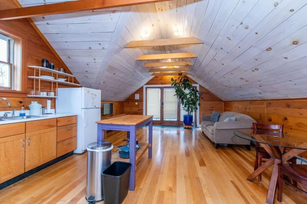 Bright And Cozy Treehouse Apartment Burlington Eksteriør billede