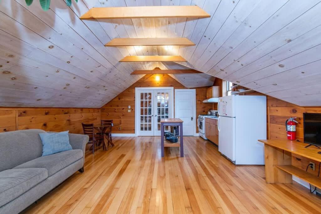 Bright And Cozy Treehouse Apartment Burlington Eksteriør billede