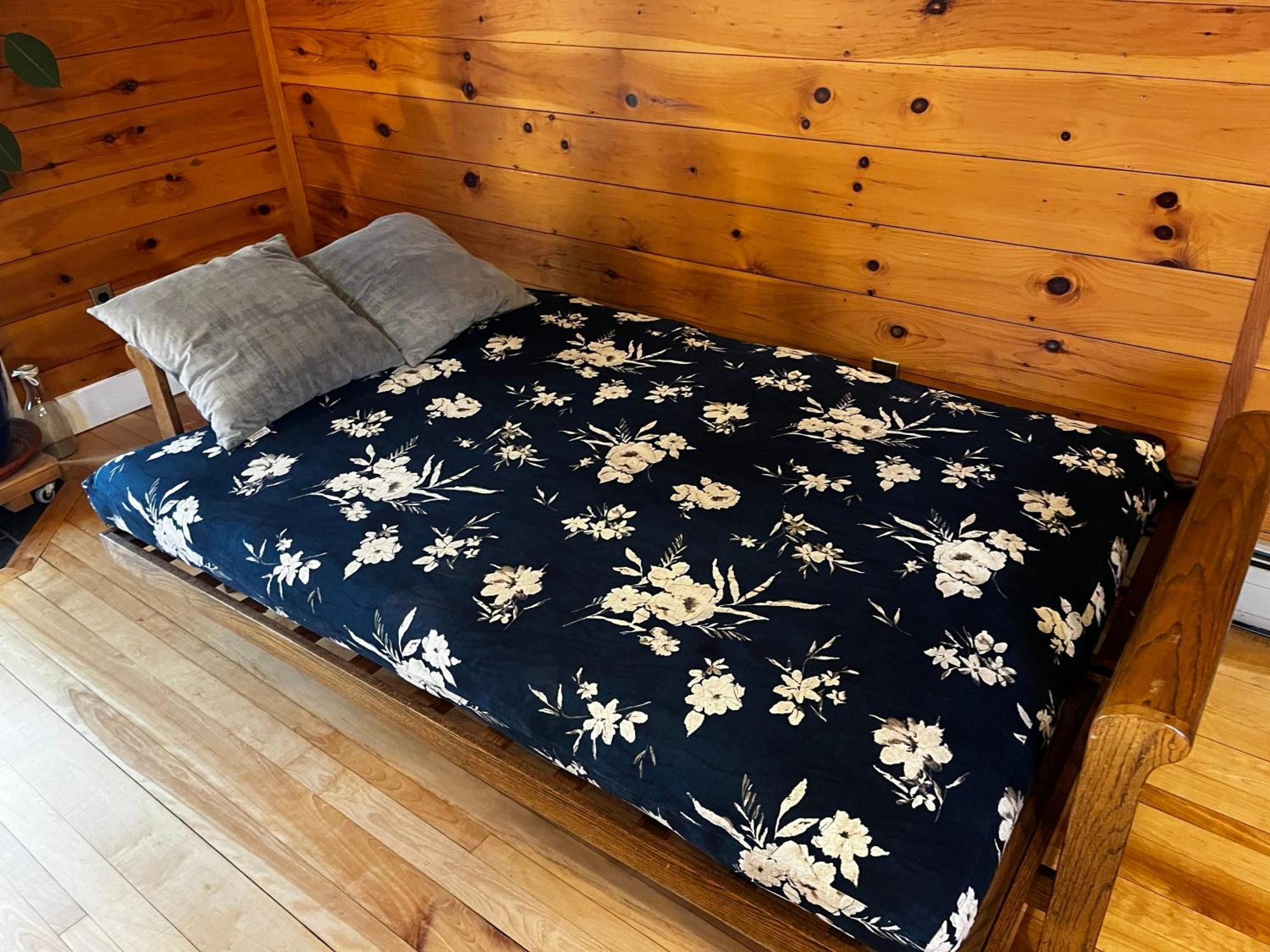 Bright And Cozy Treehouse Apartment Burlington Eksteriør billede